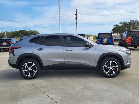 Used 2025 Chevrolet Trax RS w/ Sunroof Package image 6