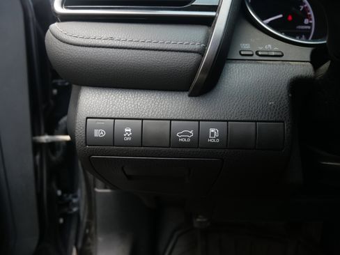 Used 2020 Toyota Camry SE image 10