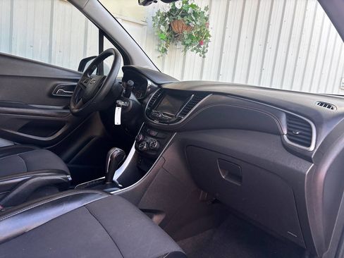 Used 2021 Chevrolet Trax LT FWD image 13