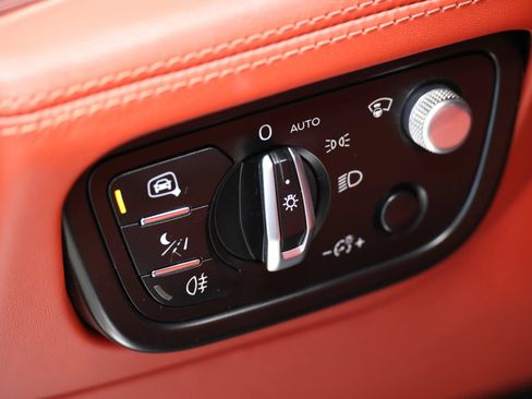 Used 2022 Bentley Bentayga AWD/4WD image 25