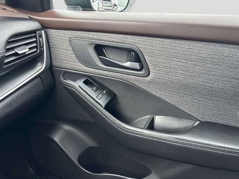 Used 2021 Nissan Rogue S image 27