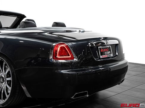 Used 2018 Rolls-Royce Dawn RWD image 19