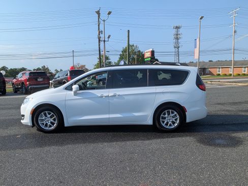 Used 2020 Chrysler Pacifica Touring FWD image 5