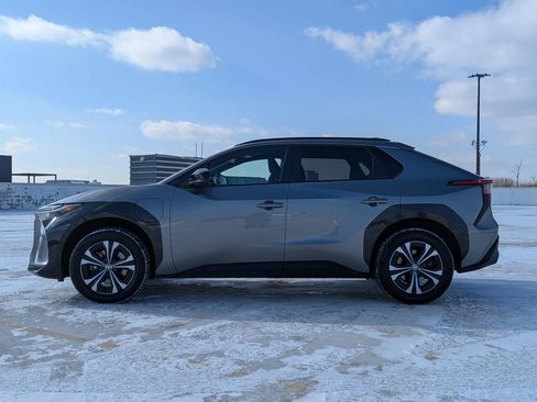 Used 2024 Toyota bZ4X XLE w/ Weather Package image 4