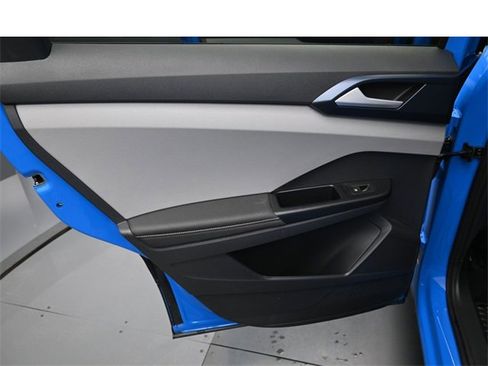 Used 2024 Volkswagen Taos SE image 29