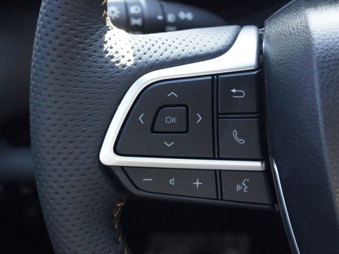 Used 2025 Toyota Sienna XLE Woodland Edition image 10