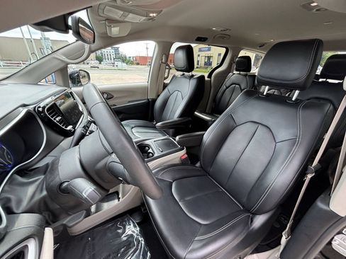 Used 2024 Chrysler Pacifica Touring-L FWD image 40