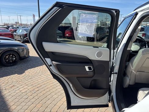 Used 2018 Land Rover Discovery HSE image 25