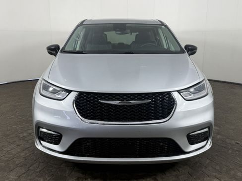 Used 2024 Chrysler Pacifica Touring-L FWD image 2