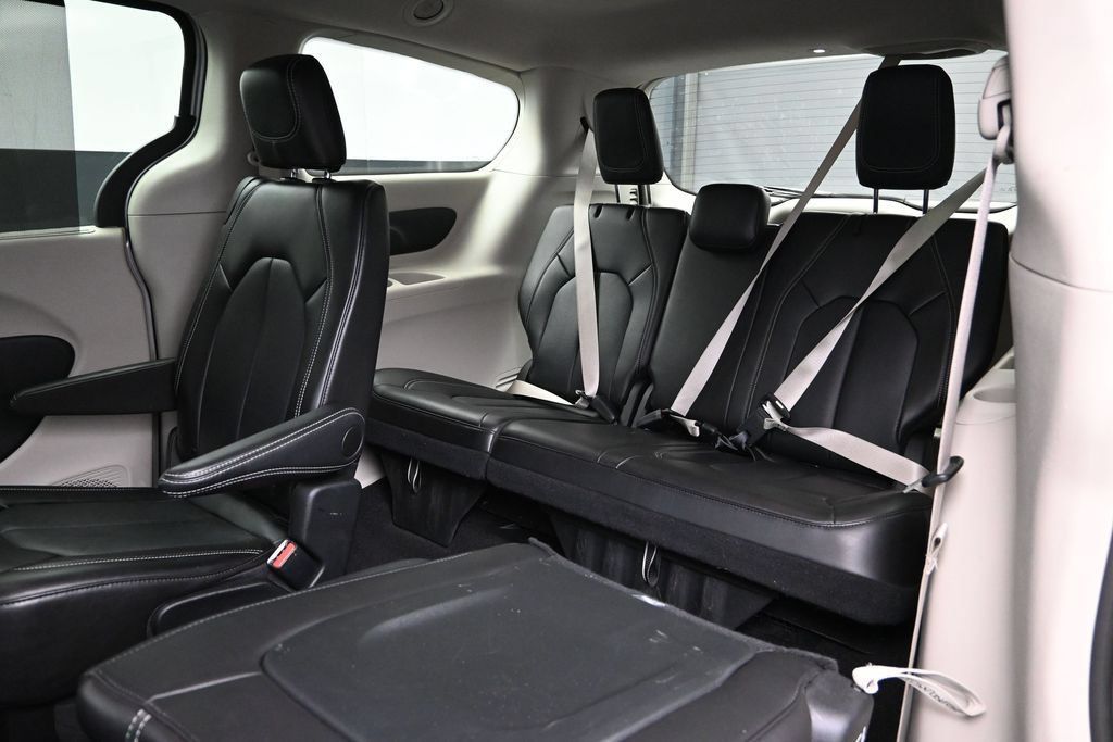 Used 2024 Chrysler Pacifica Touring-L FWD image 21