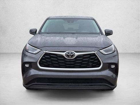 Used 2025 Toyota Highlander LE FWD image 2