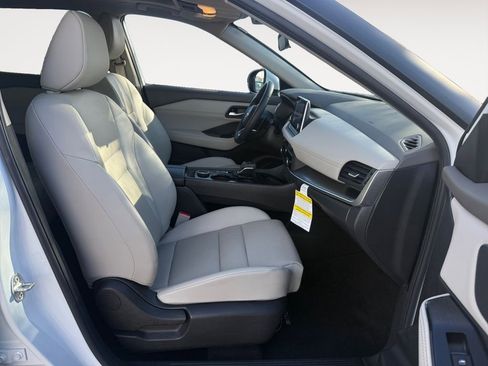 Certified 2024 Nissan Rogue SV w/ SV Premium Package image 15