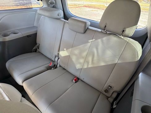 Used 2016 Toyota Sienna XLE image 19
