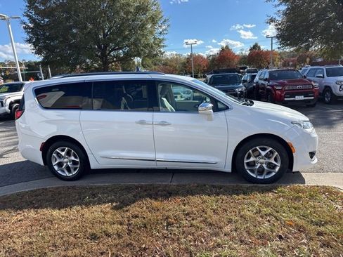 Used 2020 Chrysler Pacifica Limited image 6