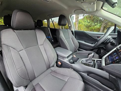 Used 2025 Subaru Outback Premium AWD/4WD image 11