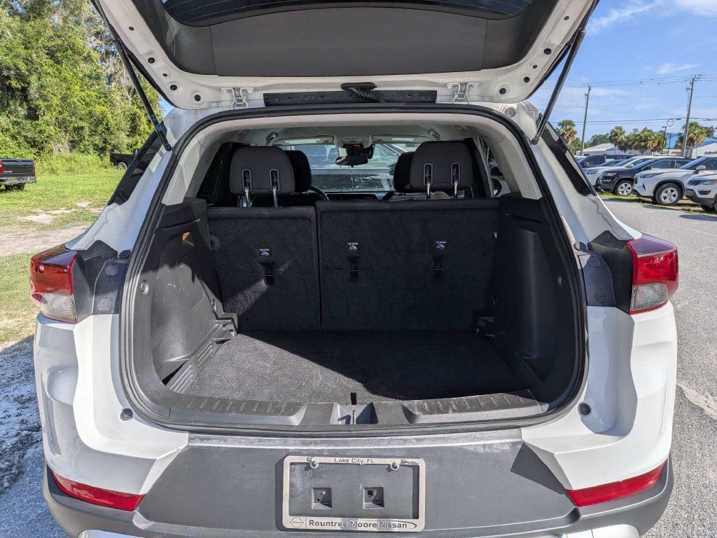 Used 2025 Chevrolet TrailBlazer LT FWD image 9