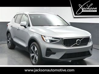 New 2025 Volvo XC40 B5 Core w/ Protection Package Premier video 1