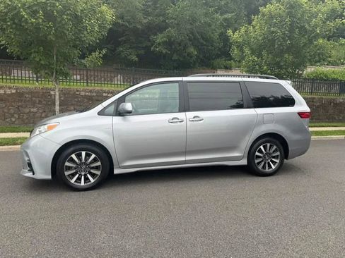 Used 2018 Toyota Sienna LE image 3