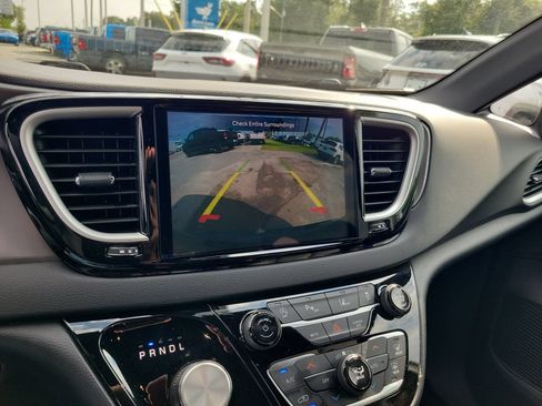 Used 2025 Chrysler Pacifica Select FWD image 35