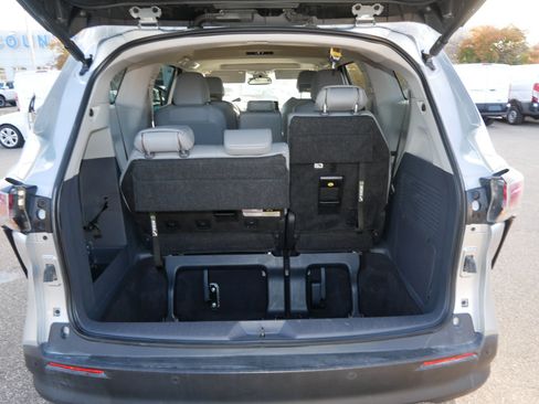 Used 2024 Toyota Sienna XLE image 18