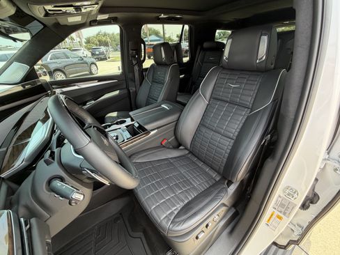 Certified 2025 Cadillac Escalade Sport Platinum w/ LPO, ONYX Package AWD/4WD image 17