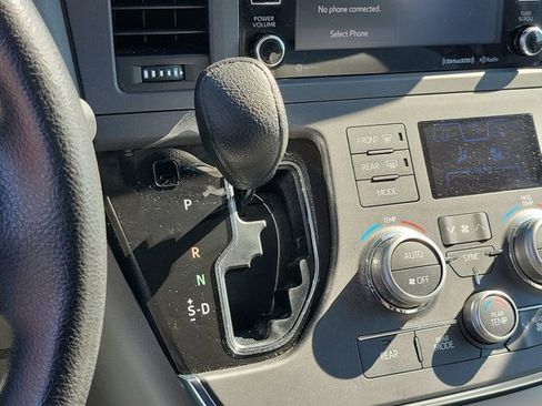 Used 2018 Toyota Sienna LE image 25