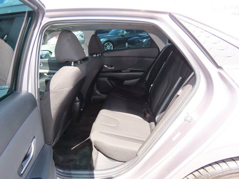 Used 2024 Hyundai Elantra SEL w/ Convenience Package image 17