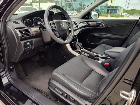 Used 2017 Honda Accord Touring image 2