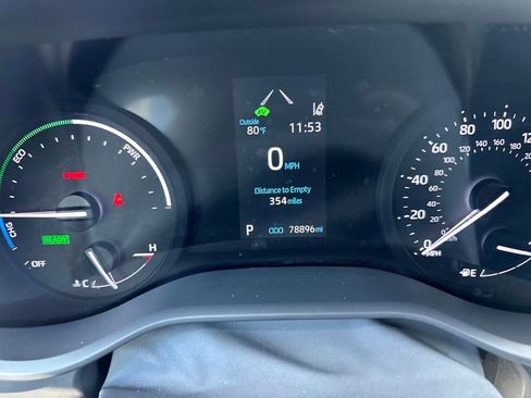 Used 2023 Toyota Sienna XSE image 18