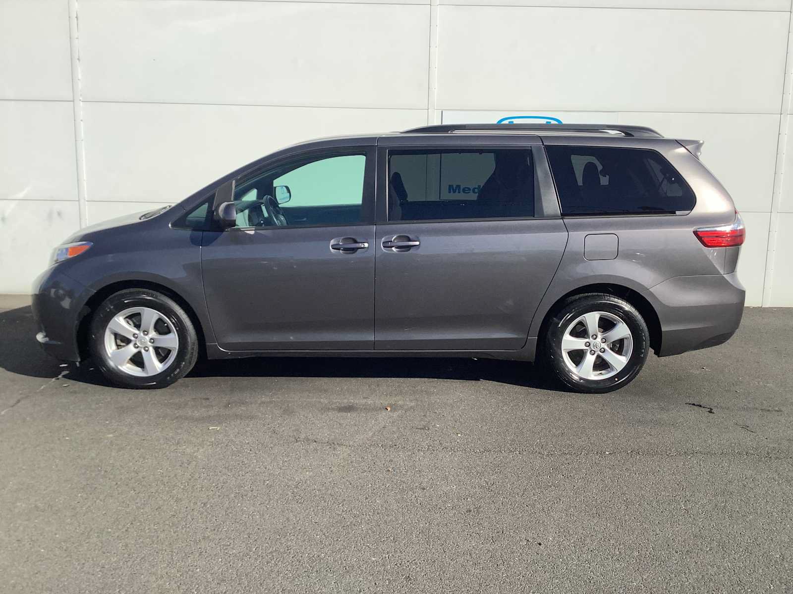 Used 2017 Toyota Sienna LE FWD image 3