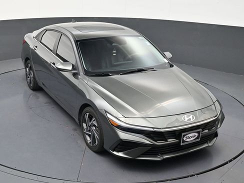 Used 2025 Hyundai Elantra SEL FWD image 19