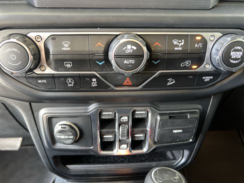 Used 2019 Jeep Wrangler Unlimited Sahara AWD/4WD image 18