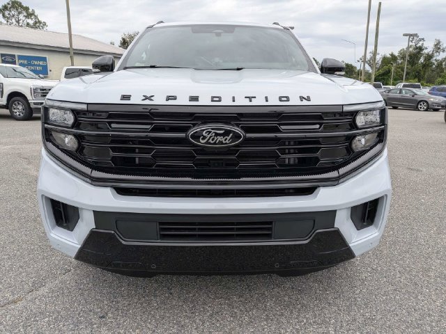 Used 2026 Ford Expedition Platinum w/ Stealth Appearance Package AWD/4WD image 7