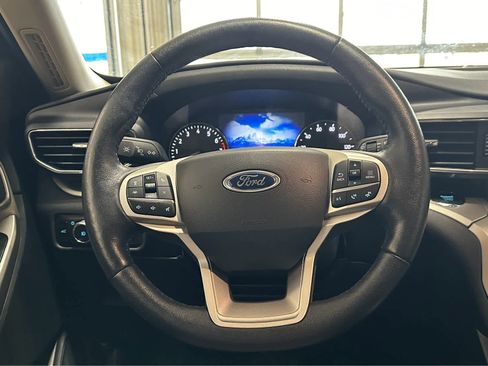 Used 2022 Ford Explorer XLT w/ Equipment Group 202A image 11
