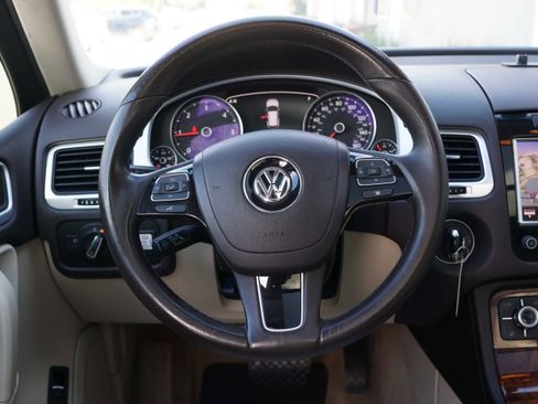Used 2014 Volkswagen Touareg TDI image 38