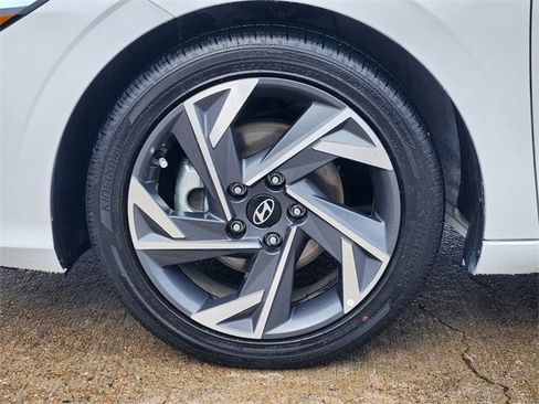 Used 2025 Hyundai Elantra SEL image 10