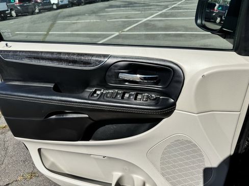 Used 2015 Chrysler Town & Country Touring w/ Driver Convenience Group image 20