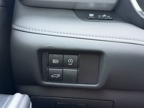 Used 2024 Toyota Highlander XLE FWD image 28