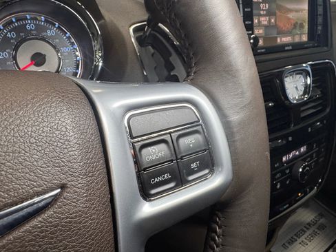Used 2014 Chrysler Town & Country Touring-L w/ Driver Convenience Group image 27
