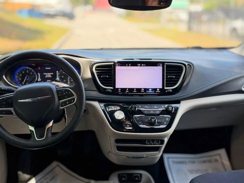 Used 2021 Chrysler Pacifica Touring FWD image 28