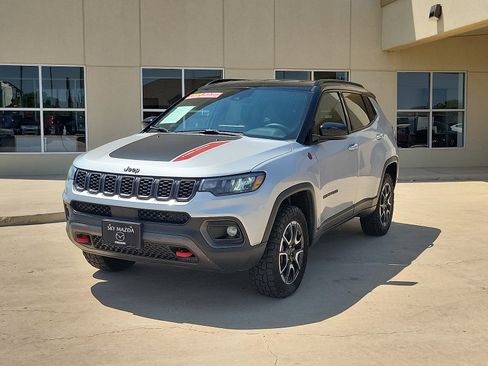 Used 2024 Jeep Compass Trailhawk AWD/4WD image 3