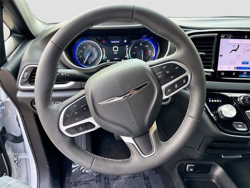 Used 2025 Chrysler Pacifica Select FWD image 11