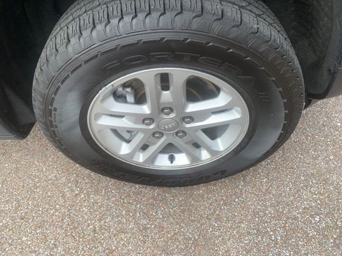 Used 2024 Jeep Grand Cherokee Laredo image 10