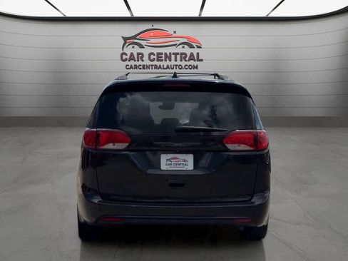 Used 2018 Chrysler Pacifica Touring-L Plus w/ Advanced Safetytec Group FWD image 4