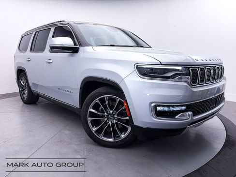 Used 2022 Jeep Wagoneer Series III w/ Premium Group I AWD/4WD image 2
