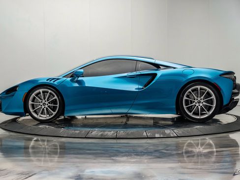 Used 2024 McLaren Artura RWD image 8