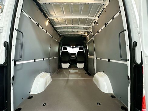 Used 2025 Mercedes-Benz Sprinter 2500 image 10