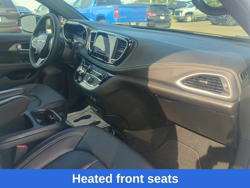Used 2025 Chrysler Pacifica Select FWD image 18