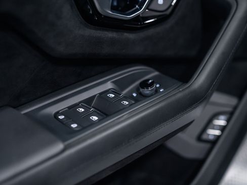 Used 2024 Lamborghini Urus Performante AWD/4WD image 27