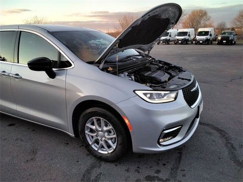 New 2026 Chrysler Pacifica Select image 11